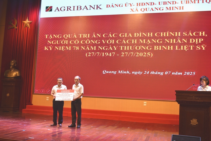 Agribank Chi nhánh Mê Linh và BIDV Chi nhánh Quang Minh trao quà cho các gia đình chính sách trên địa bàn xã Quang Minh- Ảnh 1.