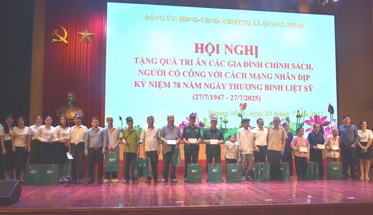 Agribank Chi nhánh Mê Linh và BIDV Chi nhánh Quang Minh trao quà cho các gia đình chính sách trên địa bàn xã Quang Minh- Ảnh 3.