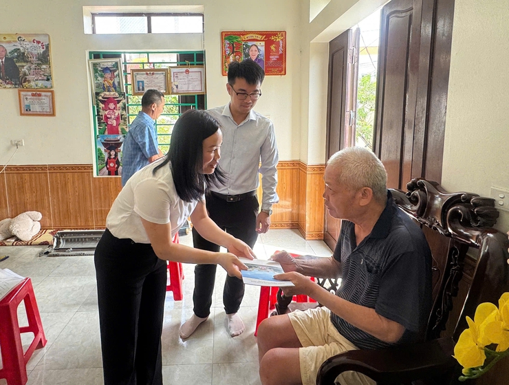 Trưởng Ban Xây dựng Đảng Lưu Văn Tư và Phó Chủ tịch HĐND xã Nguyễn Thị Lộc tặng quà gia đình chính sách- Ảnh 4.