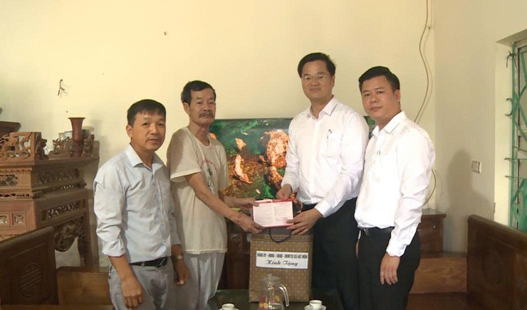 Đồng chí Phó Bí thư Thường trực Đảng ủy xã thăm và tặng quà gia đình các đối tượng chính sách nhân dịp ngày 27/7- Ảnh 1.