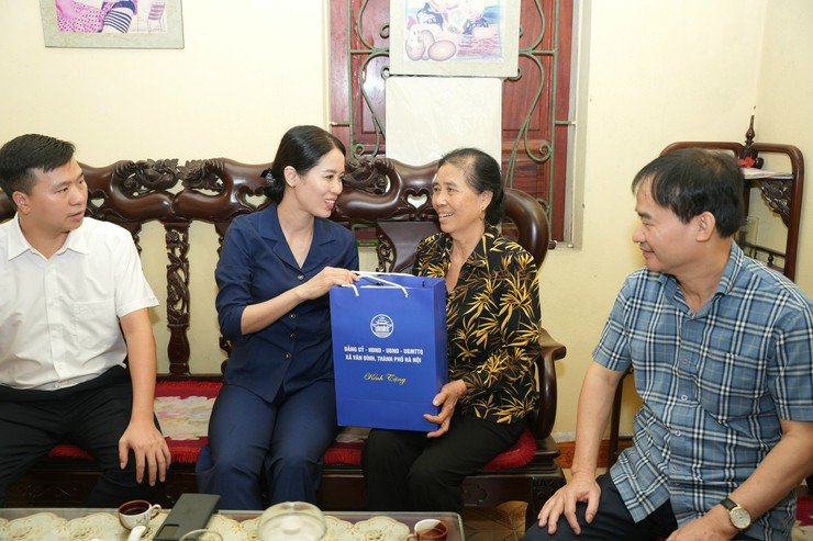 XÃ VÂN ĐÌNH TRAO TẶNG NHỮNG PHẦN QUÀ NHÂN KỶ 78 NĂM NGÀY THƯƠNG BINH – LIỆT SỸ- Ảnh 4.