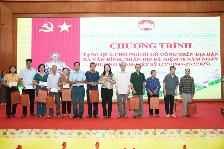 XÃ VÂN ĐÌNH TRAO TẶNG NHỮNG PHẦN QUÀ NHÂN KỶ 78 NĂM NGÀY THƯƠNG BINH – LIỆT SỸ- Ảnh 1.