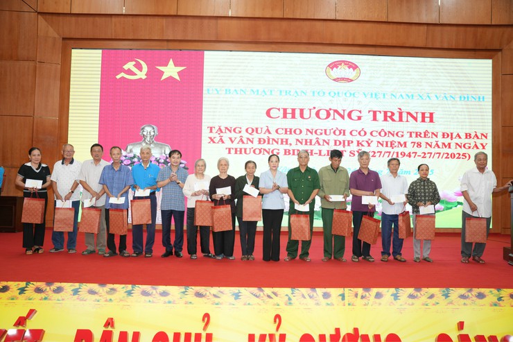 XÃ VÂN ĐÌNH TRAO TẶNG NHỮNG PHẦN QUÀ NHÂN KỶ 78 NĂM NGÀY THƯƠNG BINH – LIỆT SỸ- Ảnh 2.