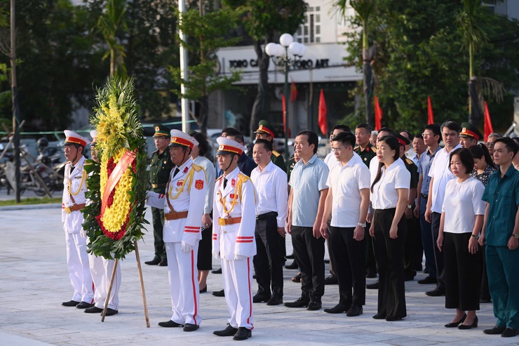 LỄ ĐẶT VÒNG HOA VÀ DÂNG HƯƠNG TƯỞNG NIỆM CÁC ANH HÙNG LIỆT SĨ NHÂN KỶ NIỆM 78 NĂM NGÀY THƯƠNG BINH LIỆT SĨ (27/7/1947 – 27/7/2025)- Ảnh 13.