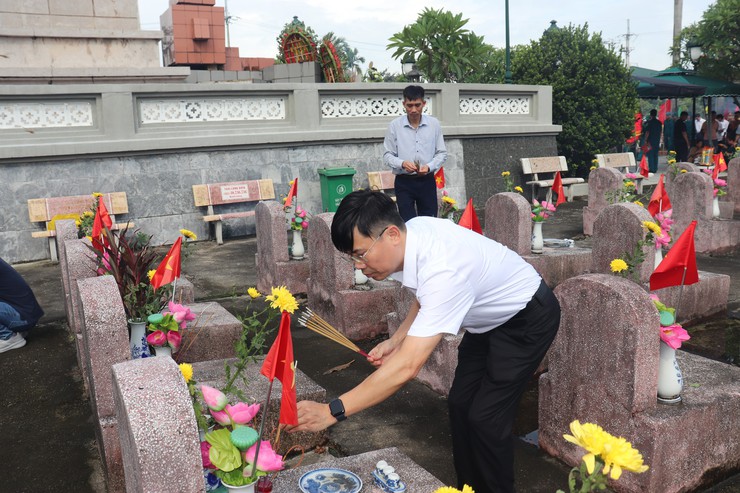 Lãnh đạo xã Thuận An viếng Nghĩa trang Liệt sỹ nhân kỷ niệm 78 năm ngày Thương binh - Liệt sỹ- Ảnh 11.