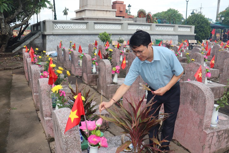 Lãnh đạo xã Thuận An viếng Nghĩa trang Liệt sỹ nhân kỷ niệm 78 năm ngày Thương binh - Liệt sỹ- Ảnh 10.