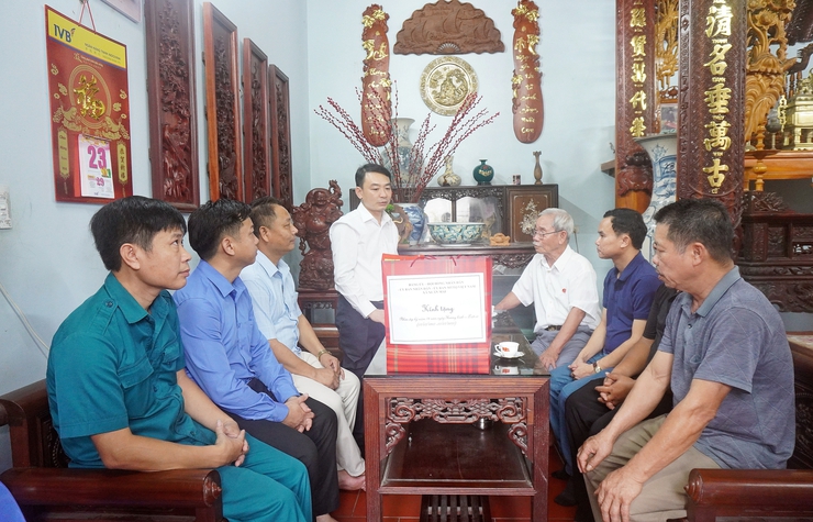 Xã Xuân Mai tổ chức 4 đoàn thăm, tặng quà người có công với cách mạng và thân nhân liệt sĩ tiêu biểu nhân dịp kỷ niệm 78 năm ngày thương binh liệt sĩ- Ảnh 2.