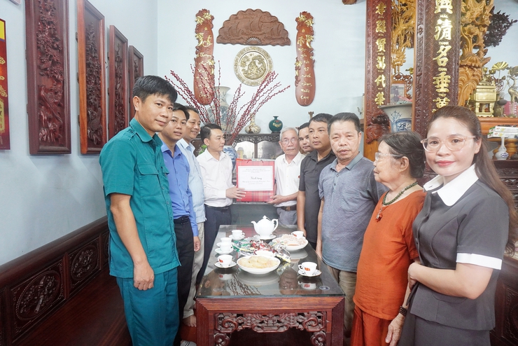 Xã Xuân Mai tổ chức 4 đoàn thăm, tặng quà người có công với cách mạng và thân nhân liệt sĩ tiêu biểu nhân dịp kỷ niệm 78 năm ngày thương binh liệt sĩ- Ảnh 3.