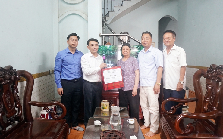 Xã Xuân Mai tổ chức 4 đoàn thăm, tặng quà người có công với cách mạng và thân nhân liệt sĩ tiêu biểu nhân dịp kỷ niệm 78 năm ngày thương binh liệt sĩ- Ảnh 4.