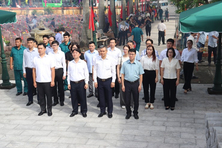 Lãnh đạo xã Thuận An viếng Nghĩa trang Liệt sỹ nhân kỷ niệm 78 năm ngày Thương binh - Liệt sỹ- Ảnh 4.