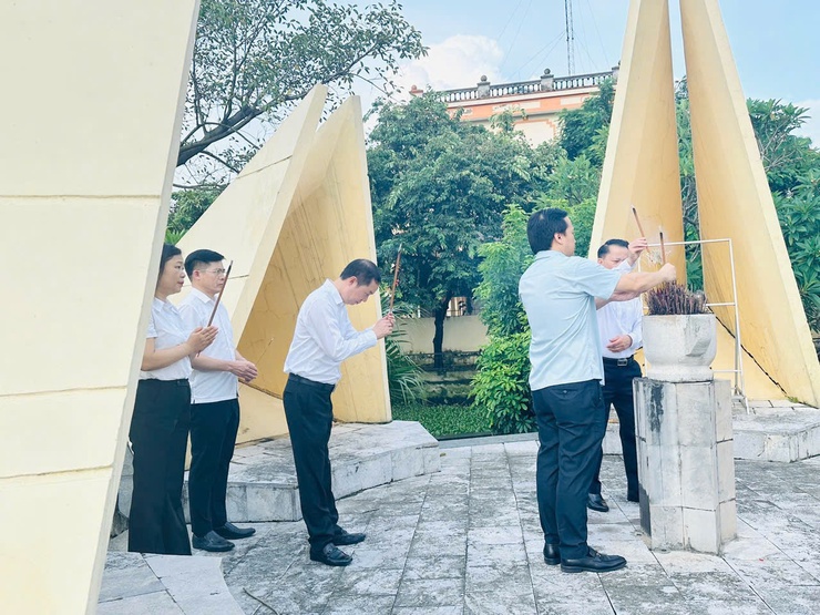LỄ ĐẶT VÒNG HOA VÀ DÂNG HƯƠNG TƯỞNG NIỆM CÁC ANH HÙNG LIỆT SĨ NHÂN KỶ NIỆM 78 NĂM NGÀY THƯƠNG BINH LIỆT SĨ (27/7/1947 – 27/7/2025)- Ảnh 14.