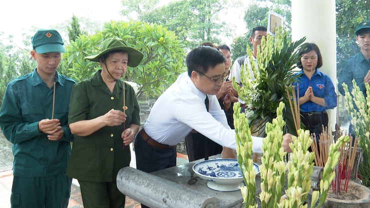 Đồng chí Trương Đại Dương Viếng nghĩa trang liệt sỹ tại thôn Nội Hợp xã Nam Phong cũ- Ảnh 2.