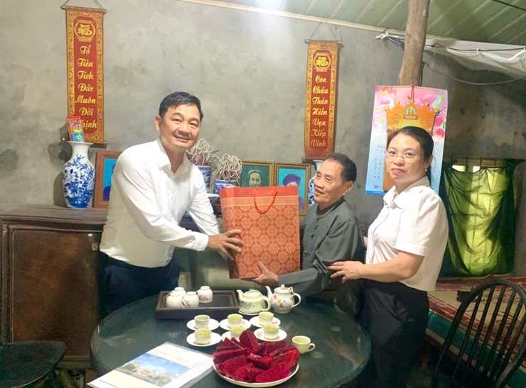Lãnh đạo xã Quang Minh thăm, tặng quà người có công nhân kỷ nhiệm 78 năm Ngày Thương binh - Liệt sỹ- Ảnh 1.