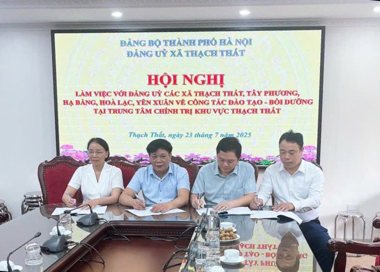 Ký kết quy chế phối hợp trong công tác đào tạo, bồi dưỡng tại trung tâm chính trị khu vực Thạch Thất- Ảnh 1.