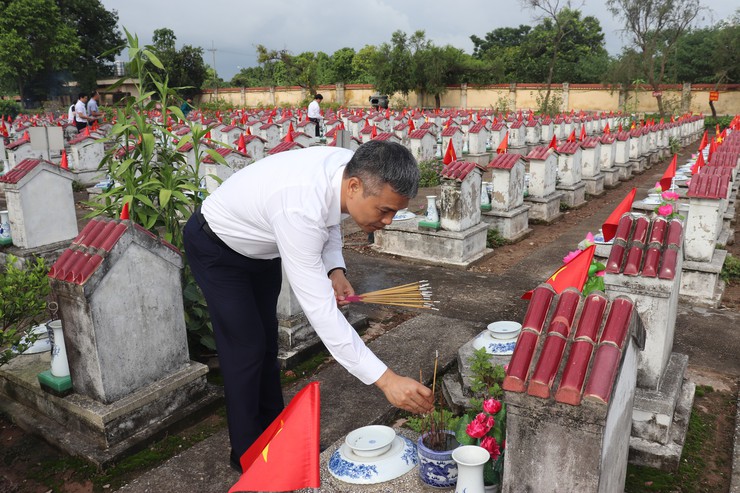 Lãnh đạo xã Thuận An viếng Nghĩa trang Liệt sỹ nhân kỷ niệm 78 năm ngày Thương binh - Liệt sỹ- Ảnh 8.