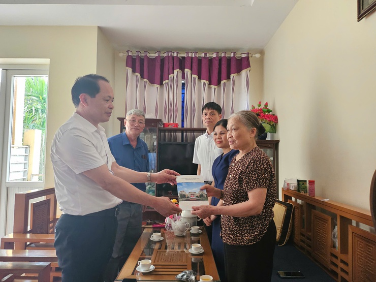 Trưởng Ban Xây dựng Đảng Lưu Văn Tư và Phó Chủ tịch HĐND xã Nguyễn Thị Lộc tặng quà gia đình chính sách- Ảnh 2.