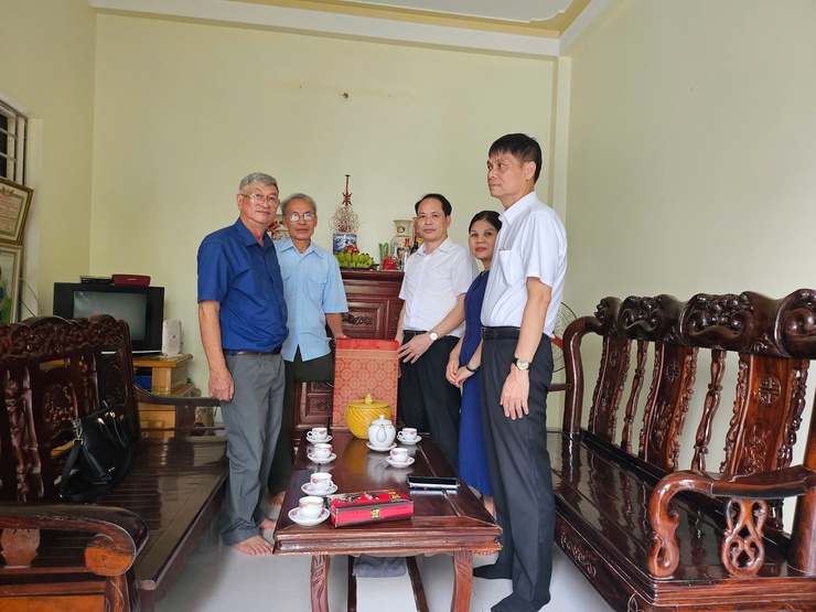 Trưởng Ban Xây dựng Đảng Lưu Văn Tư và Phó Chủ tịch HĐND xã Nguyễn Thị Lộc tặng quà gia đình chính sách- Ảnh 1.