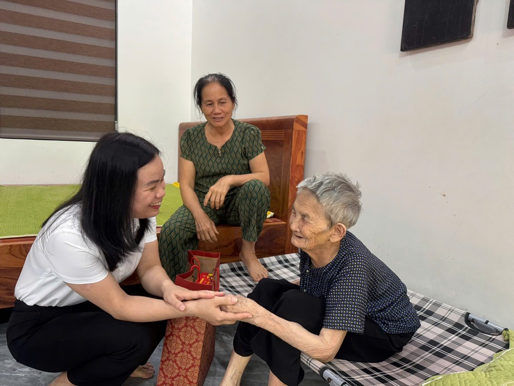 Trưởng Ban Xây dựng Đảng Lưu Văn Tư và Phó Chủ tịch HĐND xã Nguyễn Thị Lộc tặng quà gia đình chính sách- Ảnh 3.
