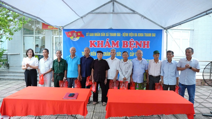 Khám bệnh, tư vấn sức khỏe, cấp thuốc cho gần 100 đối tượng chính sách- Ảnh 1.