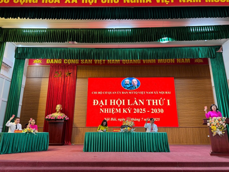Chi bộ Cơ quan Ủy ban Mặt trận Tổ quốc Việt Nam xã Nội Bài tổ chức thành công Đại hội lần thứ I, nhiệm kỳ 2025 - 2030
- Ảnh 6.