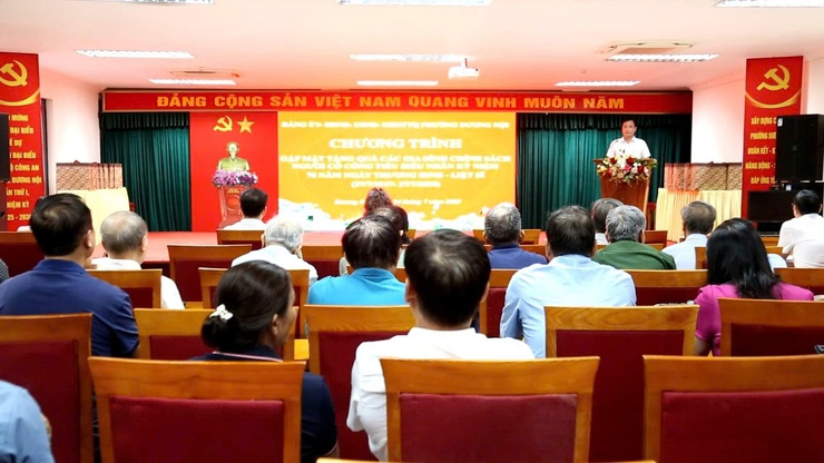 Phường Dương Nội tri ân người có công, gia đình chính sách nhân kỷ niệm 78 năm Ngày Thương binh - Liệt sĩ - Ảnh 3.
