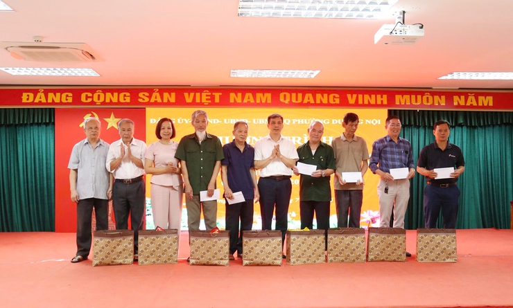 Phường Dương Nội tri ân người có công, gia đình chính sách nhân kỷ niệm 78 năm Ngày Thương binh - Liệt sĩ - Ảnh 2.
