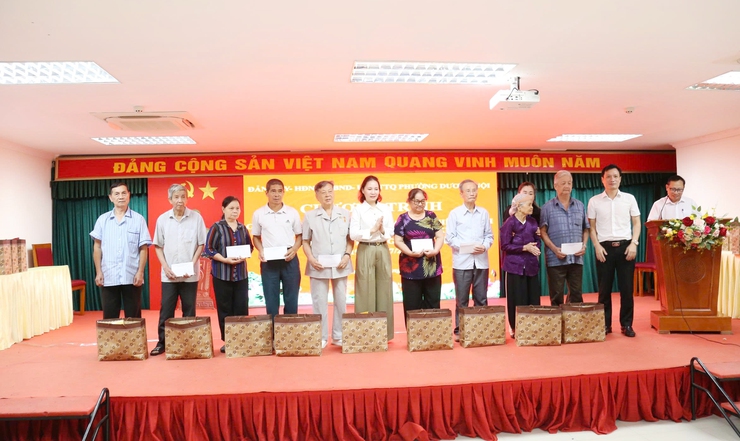 Phường Dương Nội tri ân người có công, gia đình chính sách nhân kỷ niệm 78 năm Ngày Thương binh - Liệt sĩ - Ảnh 1.