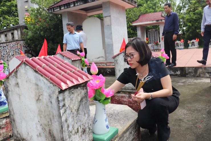 Lãnh đạo xã Thuận An viếng Nghĩa trang Liệt sỹ nhân kỷ niệm 78 năm ngày Thương binh - Liệt sỹ- Ảnh 12.