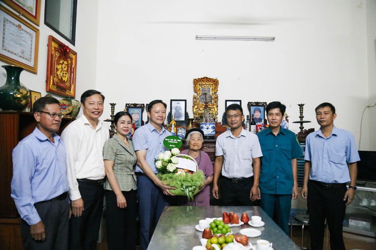 Xã Chương Dương tổ chức thăm hỏi, tặng quà các gia đình chính sách nhân dịp kỷ niệm 78 năm Ngày Thương binh - Liệt sỹ 27/7/1947 - 27/7/2025- Ảnh 1.