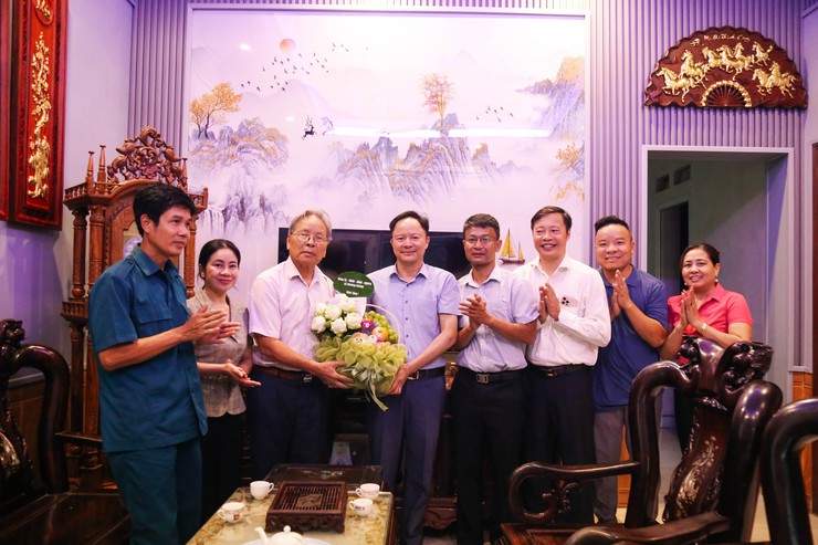 Xã Chương Dương tổ chức thăm hỏi, tặng quà các gia đình chính sách nhân dịp kỷ niệm 78 năm Ngày Thương binh - Liệt sỹ 27/7/1947 - 27/7/2025- Ảnh 2.