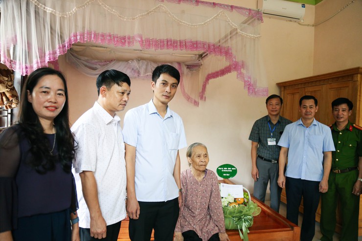 Xã Chương Dương tổ chức thăm hỏi, tặng quà các gia đình chính sách nhân dịp kỷ niệm 78 năm Ngày Thương binh - Liệt sỹ 27/7/1947 - 27/7/2025- Ảnh 4.