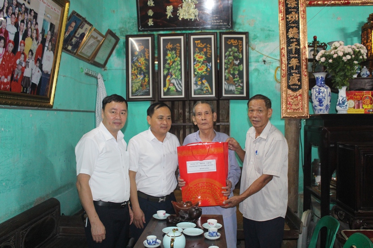 Hoạt động "Uống nước nhớ nguồn" nhân dịp Kỷ niệm Ngày Thương binh liệt sĩ 27/7 của xã Phú Xuyên- Ảnh 3.