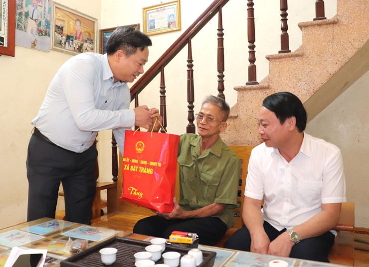 Lãnh đạo xã Bát Tràng viếng nghĩa trang Liệt sĩ Kim Sơn, Yên Viên và Xuân Quan; thăm, tặng quà thương bệnh binh, gia đình chính sách nhân dịp kỷ niệm 78 năm Ngày Thương binh Liệt sỹ (27/7/1947- 27/7/2025)- Ảnh 7.