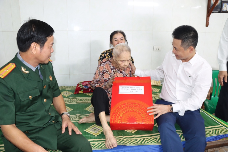 Đồng chí Bí thư Đảng ủy đi thăm tặng quà nhân dịp 27/7- Ảnh 1.