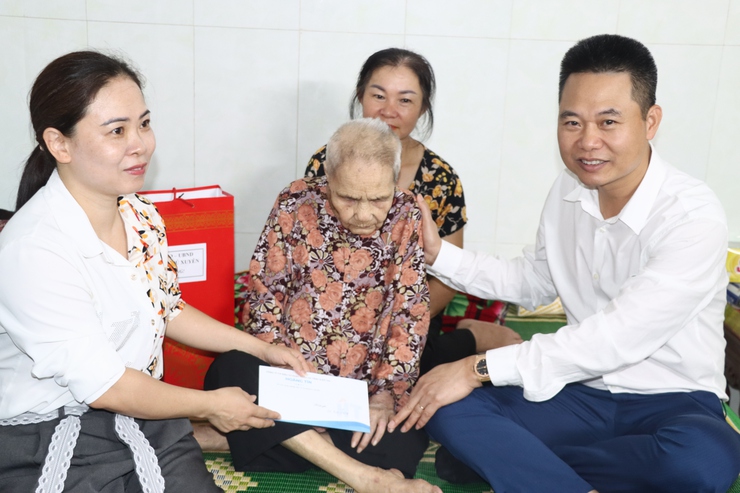 Đồng chí Bí thư Đảng ủy đi thăm tặng quà nhân dịp 27/7- Ảnh 2.