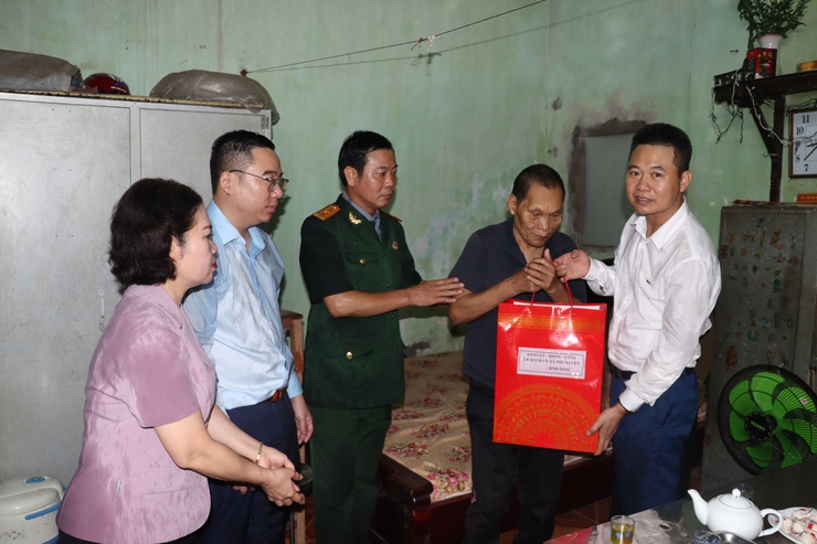 Đồng chí Bí thư Đảng ủy đi thăm tặng quà nhân dịp 27/7- Ảnh 3.