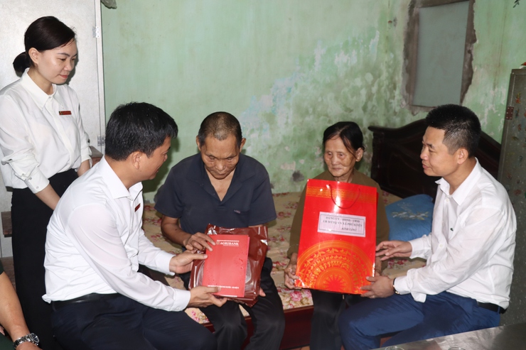 Đồng chí Bí thư Đảng ủy đi thăm tặng quà nhân dịp 27/7- Ảnh 4.