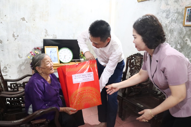Đồng chí Bí thư Đảng ủy đi thăm tặng quà nhân dịp 27/7- Ảnh 5.
