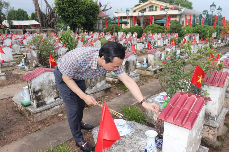 Lãnh đạo xã Thuận An viếng Nghĩa trang Liệt sỹ nhân kỷ niệm 78 năm ngày Thương binh - Liệt sỹ- Ảnh 9.