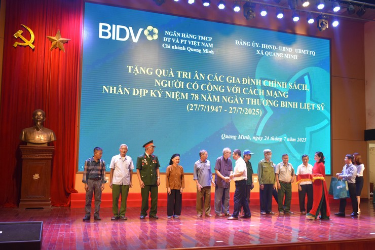 Agribank Chi nhánh Mê Linh và BIDV Chi nhánh Quang Minh trao quà cho các gia đình chính sách trên địa bàn xã Quang Minh- Ảnh 2.