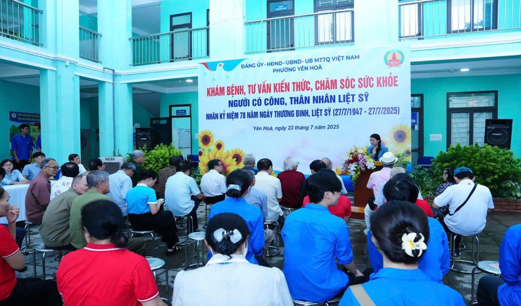 Khám bệnh, tư vấn kiến thức, chăm sóc sức khoẻ người có công và thân nhân liệt sỹ trên địa bàn phường Yên Hoà- Ảnh 1.