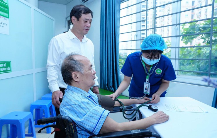 Khám bệnh, tư vấn kiến thức, chăm sóc sức khoẻ người có công và thân nhân liệt sỹ trên địa bàn phường Yên Hoà- Ảnh 3.