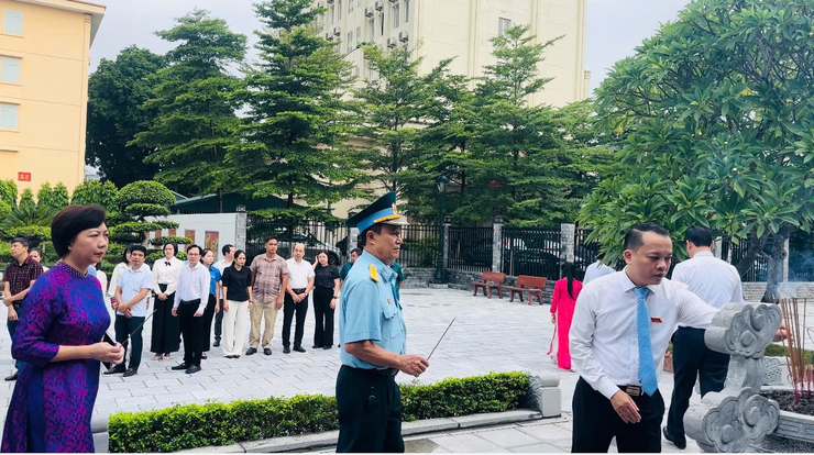 ĐOÀN ĐẠI BIỂU PHƯỜNG PHƯƠNG LIỆT DÂNG HƯƠNG TƯỞNG NIỆM CHỦ TỊCH HỒ CHÍ MINH VÀ CÁC ANH HÙNG LIỆT SỸ NHÂN DỊP KỶ NIỆM 78 NĂM NGÀY THƯƠNG BINH LIỆT SĨ (27/7/1947-27/7/2025)- Ảnh 4.