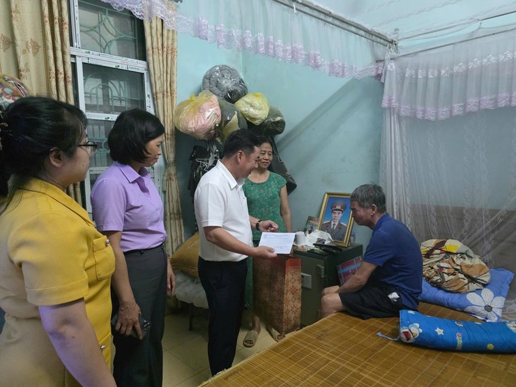Phường Đại Mỗ thăm, tặng quà các gia đình chính sách tiêu biểu- Ảnh 12.