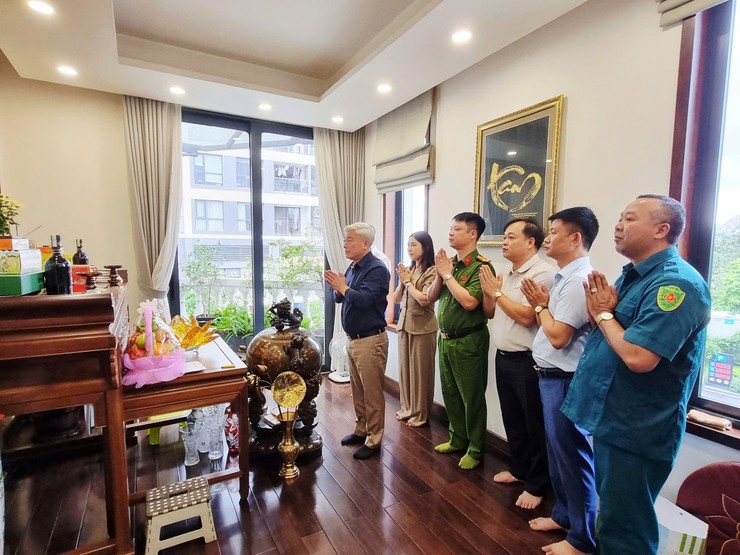 Phường Đại Mỗ thăm, tặng quà các gia đình chính sách tiêu biểu- Ảnh 1.