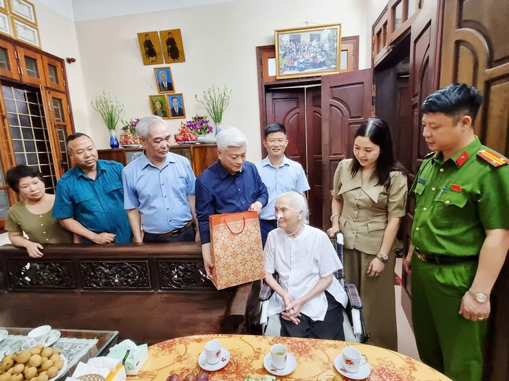 Phường Đại Mỗ thăm, tặng quà các gia đình chính sách tiêu biểu- Ảnh 2.