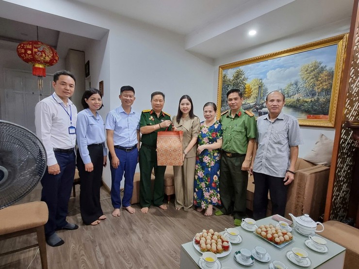 Phường Đại Mỗ thăm, tặng quà các gia đình chính sách tiêu biểu- Ảnh 3.