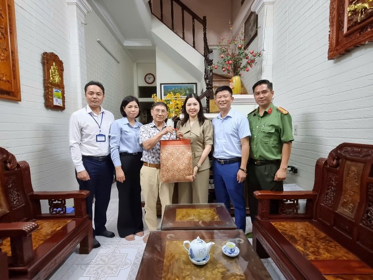Phường Đại Mỗ thăm, tặng quà các gia đình chính sách tiêu biểu- Ảnh 4.