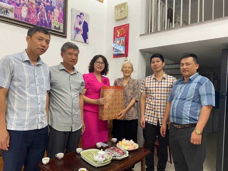 Phường Đại Mỗ thăm, tặng quà các gia đình chính sách tiêu biểu- Ảnh 7.