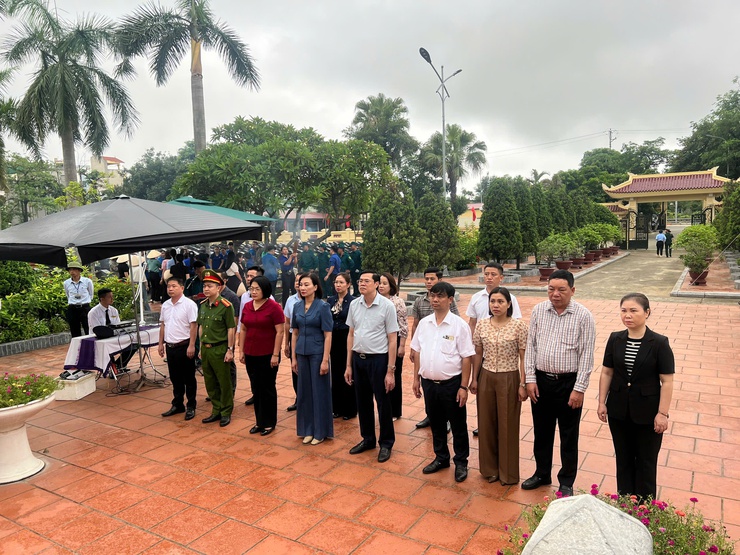 XÚC ĐỘNG LỄ DÂNG HƯƠNG TƯỞNG NIỆM CÁC ANH HÙNG LIỆT SĨ- Ảnh 1.